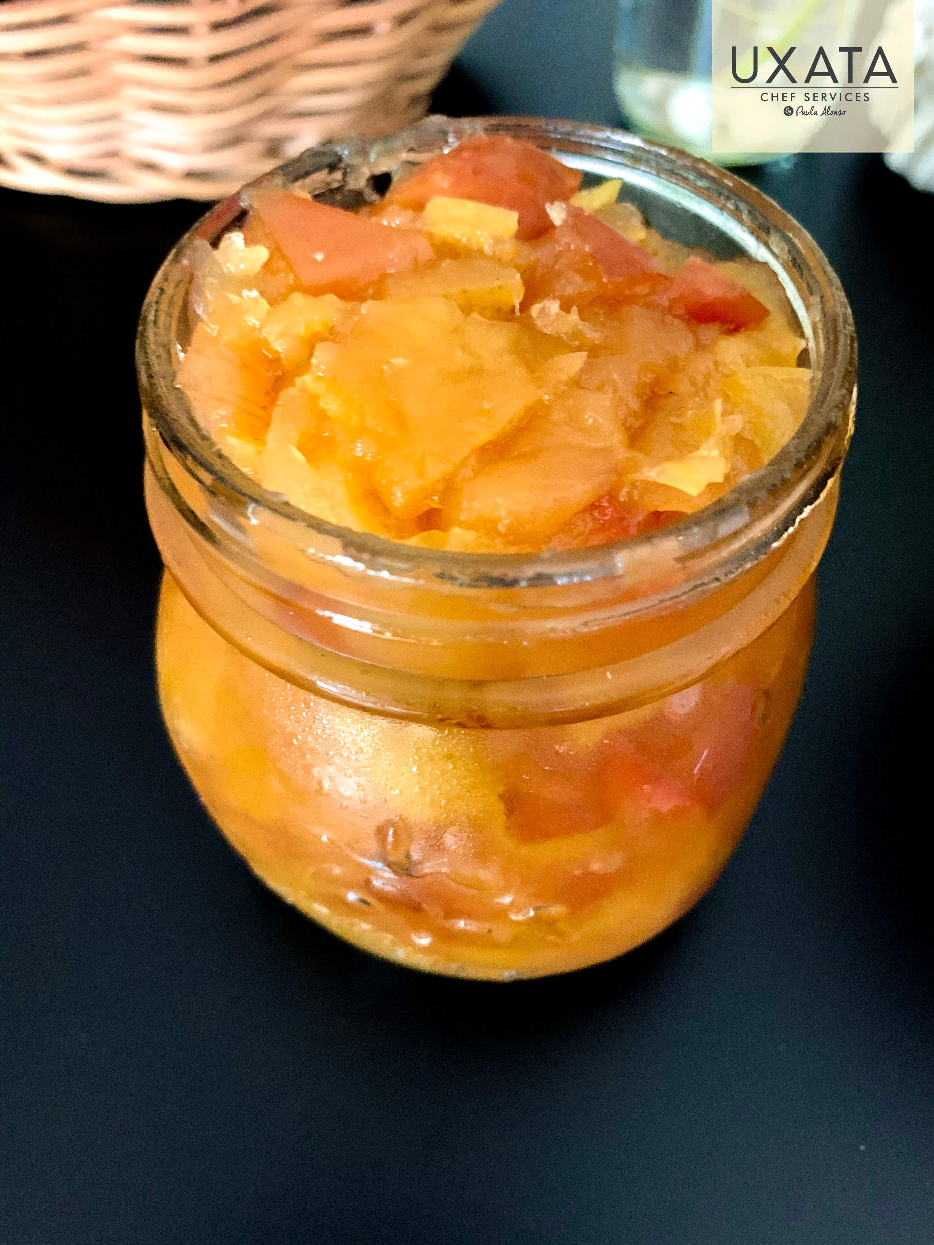 Mermelada de manzana y especias en un pote abierto, por UXATA Chef Services