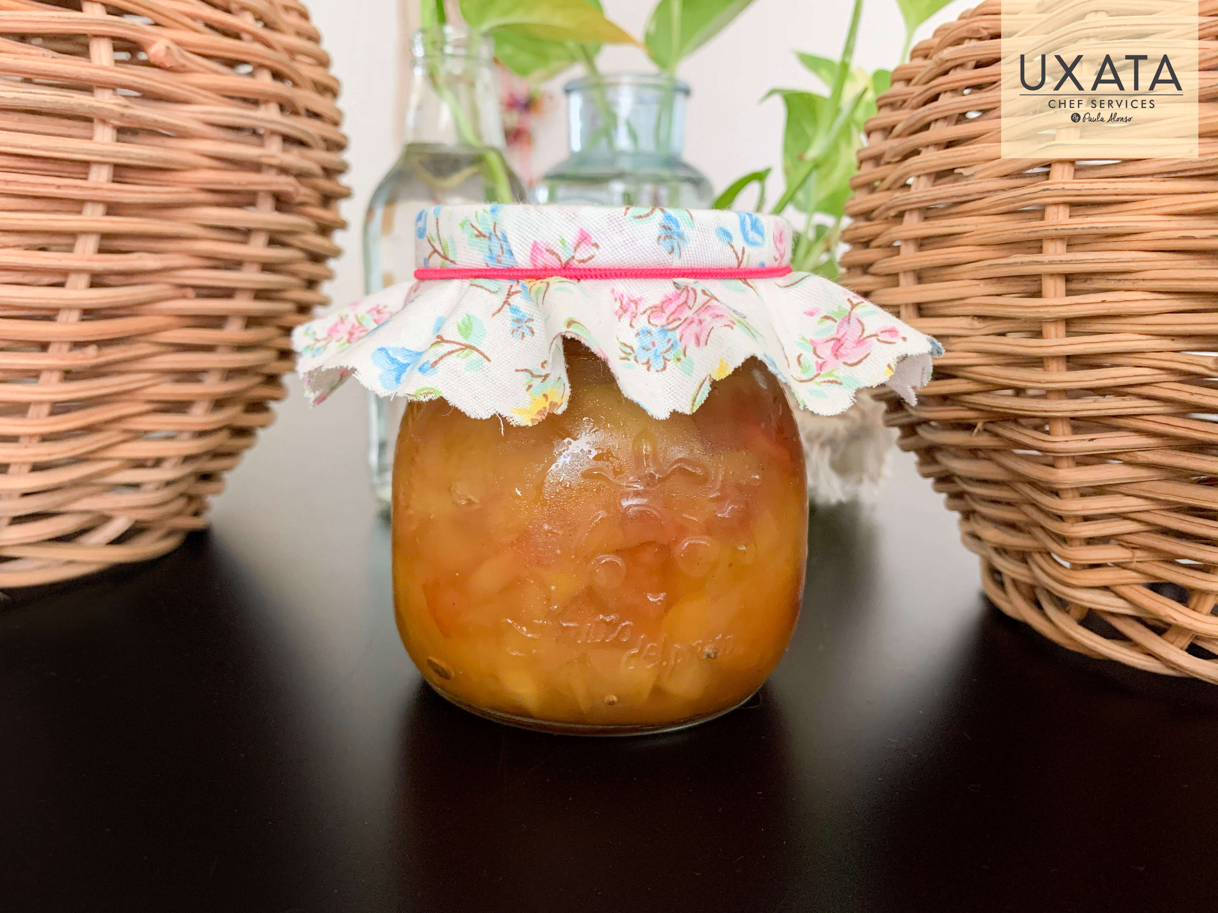 Mermelada de manzanas y especias en un hermoso pote, por UXATA Chef Services